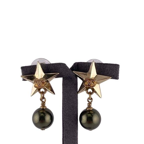 CHANEL Green Pearl Logo Earrings - Picture 3 of 8